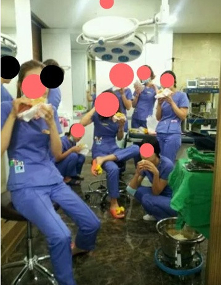 Hàn Quốc: Nhân viên thẩm mỹ viện ăn uống, đùa giỡn trong phòng mổ 1