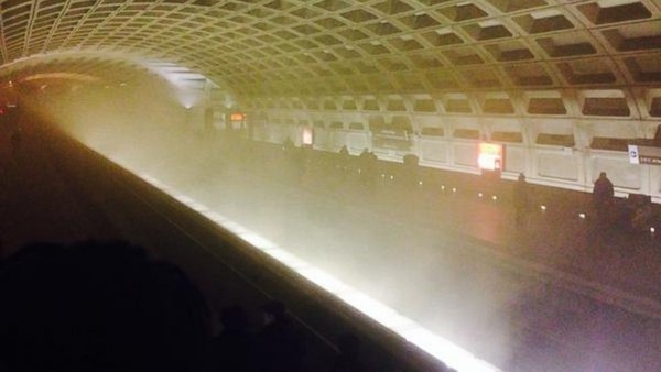 Khói bao trùm ga tàu điện ngầm ở Washington D.C, 68 người thương vong 9