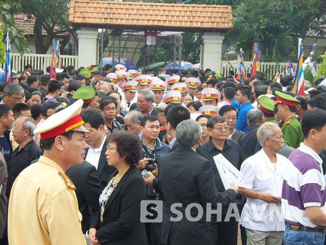 Hàng nghìn người về dự lễ truy điệu ông Nguyễn Bá Thanh 1