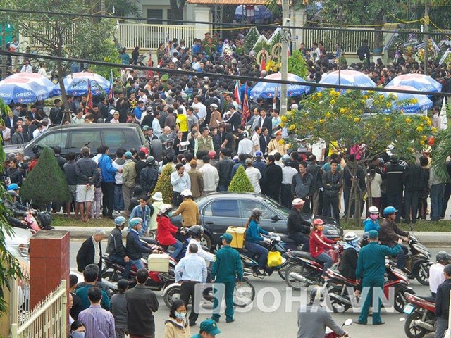 Hàng nghìn người về dự lễ truy điệu ông Nguyễn Bá Thanh 2