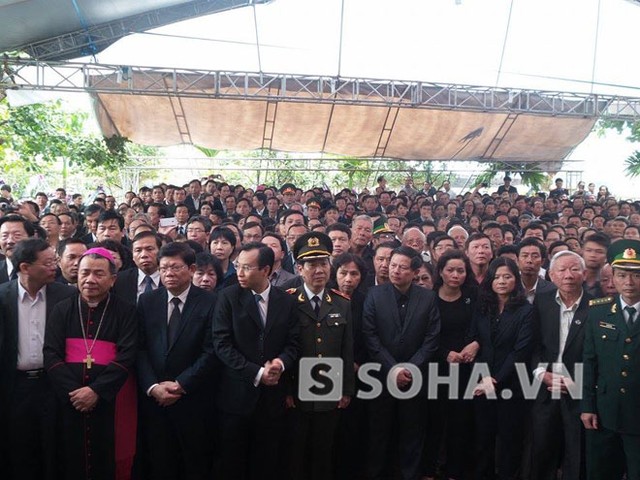 Hàng nghìn người về dự lễ truy điệu ông Nguyễn Bá Thanh 10