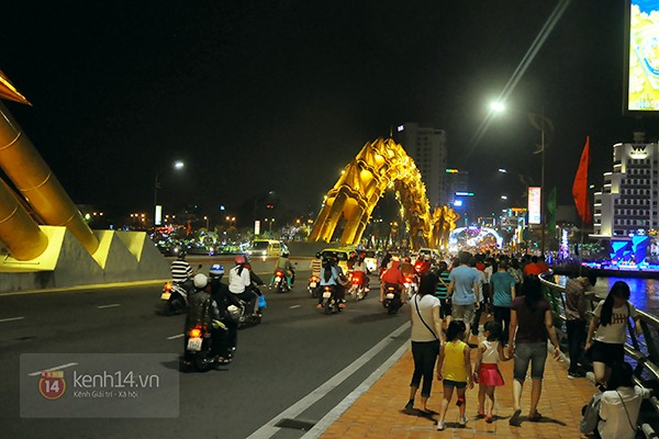 Người dân Đà Nẵng kéo nhau đi xem Người dân Đà Nẵng kéo nhau đi xem