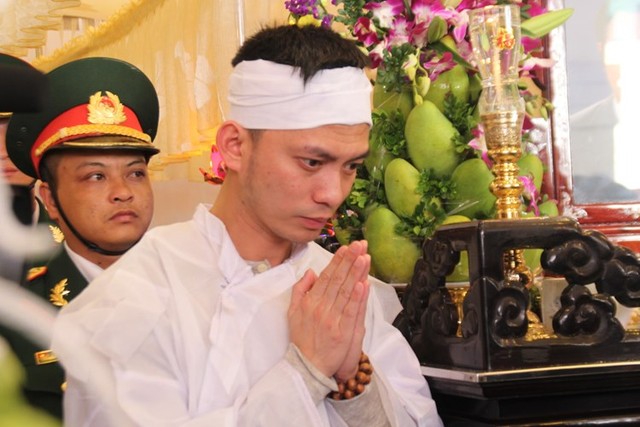 Người dân quỳ khóc thảm thiết khi vào viếng ông Nguyễn Bá Thanh 3