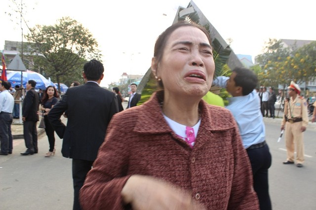 Người dân quỳ khóc thảm thiết khi vào viếng ông Nguyễn Bá Thanh 4