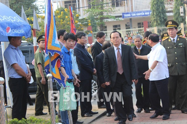 Người dân quỳ khóc thảm thiết khi vào viếng ông Nguyễn Bá Thanh 7