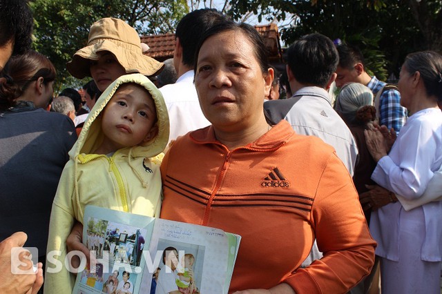 Người dân quỳ khóc thảm thiết khi vào viếng ông Nguyễn Bá Thanh 9
