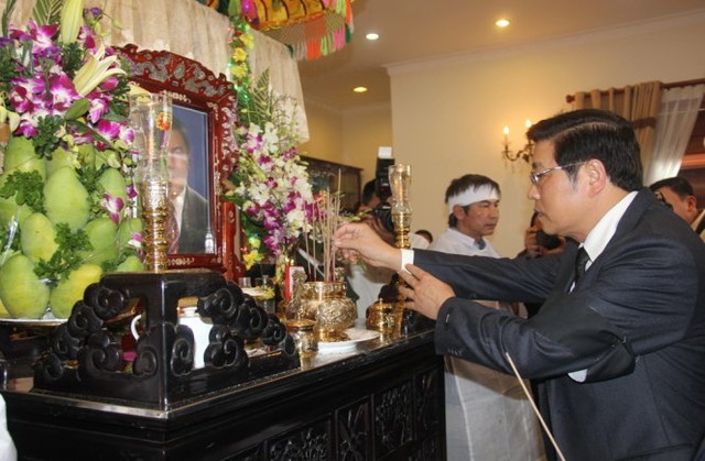 Người dân quỳ khóc thảm thiết khi vào viếng ông Nguyễn Bá Thanh 11