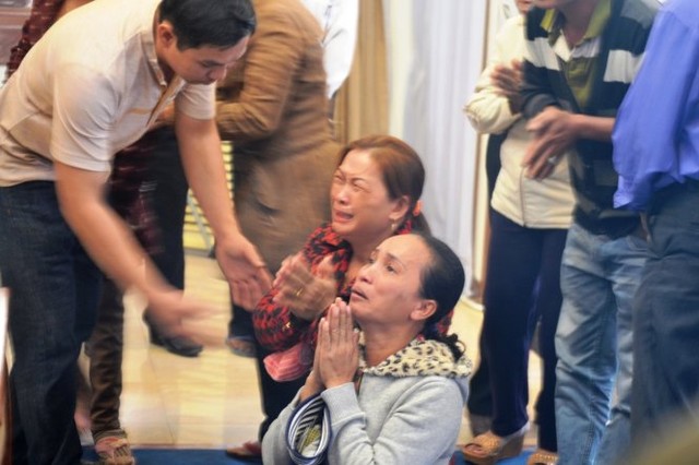 Người dân quỳ khóc thảm thiết khi vào viếng ông Nguyễn Bá Thanh 13