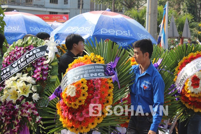 Người dân quỳ khóc thảm thiết khi vào viếng ông Nguyễn Bá Thanh 14