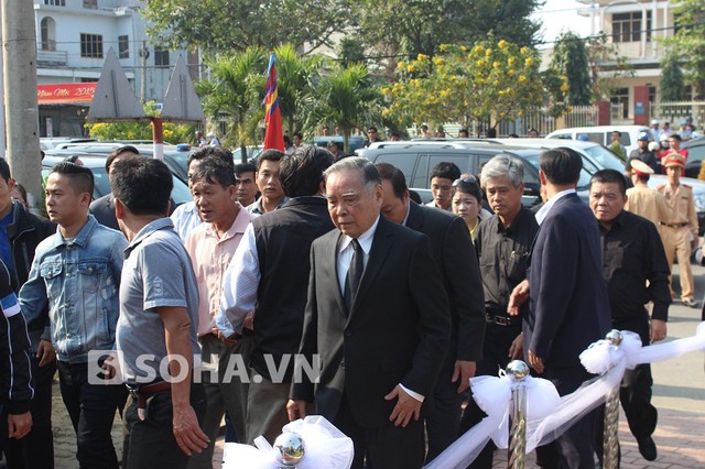 Người dân quỳ khóc thảm thiết khi vào viếng ông Nguyễn Bá Thanh 15