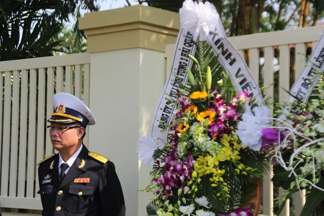 Người dân quỳ khóc thảm thiết khi vào viếng ông Nguyễn Bá Thanh 16