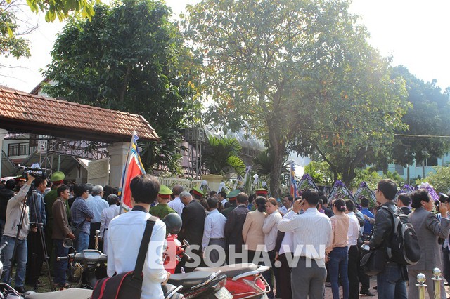 Người dân quỳ khóc thảm thiết khi vào viếng ông Nguyễn Bá Thanh 17