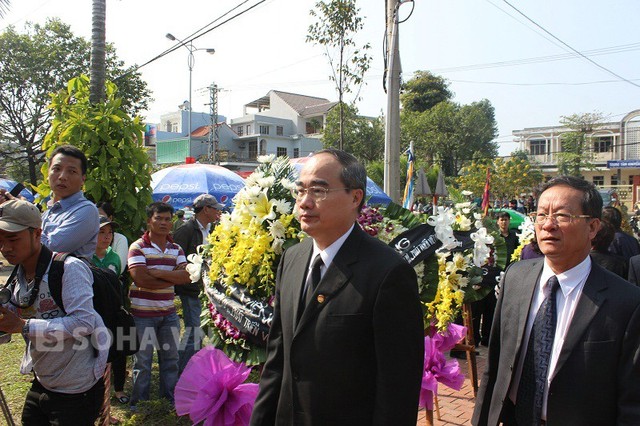 Người dân quỳ khóc thảm thiết khi vào viếng ông Nguyễn Bá Thanh 19