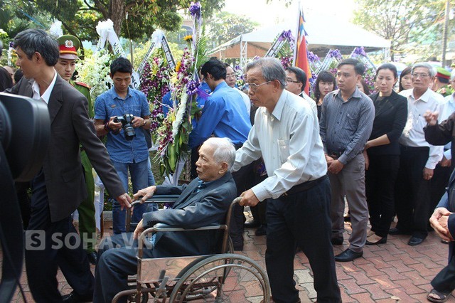 Người dân quỳ khóc thảm thiết khi vào viếng ông Nguyễn Bá Thanh 20