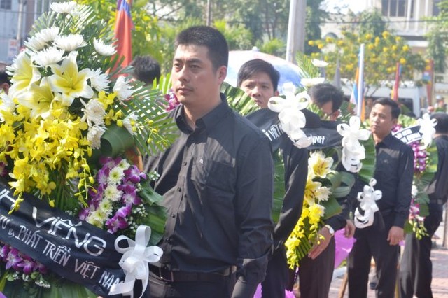 Người dân quỳ khóc thảm thiết khi vào viếng ông Nguyễn Bá Thanh 23