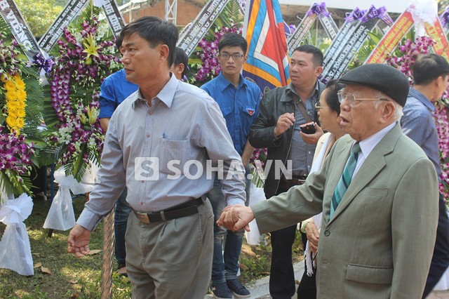 Người dân quỳ khóc thảm thiết khi vào viếng ông Nguyễn Bá Thanh 25