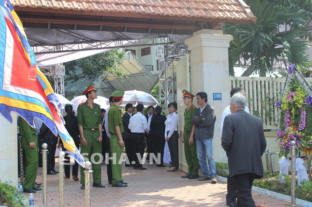Người dân quỳ khóc thảm thiết khi vào viếng ông Nguyễn Bá Thanh 27