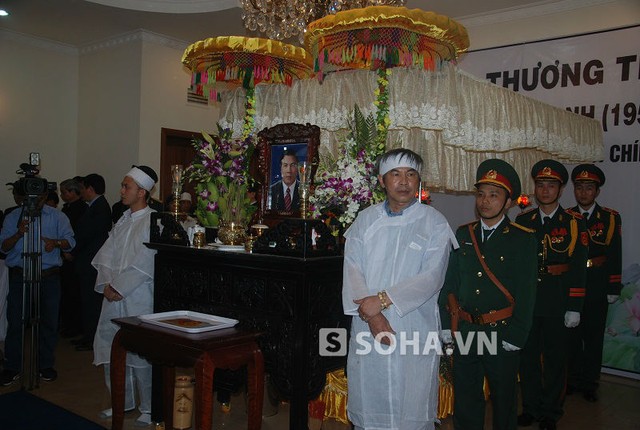 Người dân quỳ khóc thảm thiết khi vào viếng ông Nguyễn Bá Thanh 2