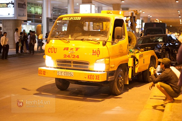 Xe Audi đến đón ca sĩ Hồ Ngọc Hà tông nhiều người bị thương tại sân bay 2