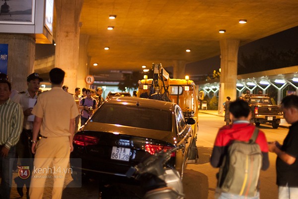 Xe Audi đến đón ca sĩ Hồ Ngọc Hà tông nhiều người bị thương tại sân bay 3
