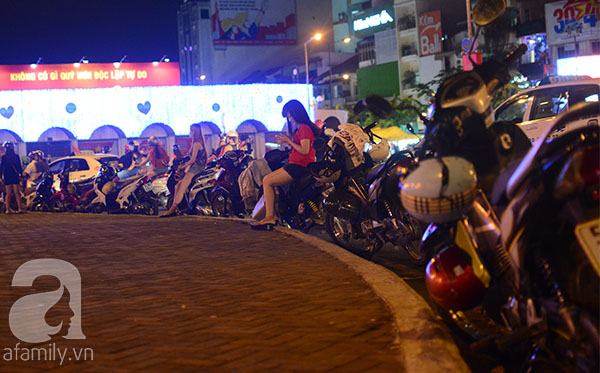 Người dân Sài Gòn đi chơi nghỉ lễ 10