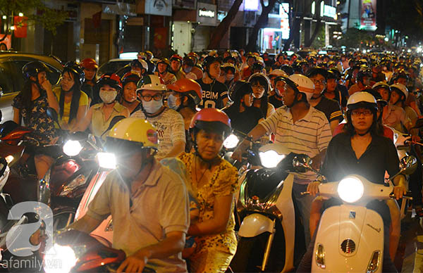 Người dân Sài Gòn đi chơi nghỉ lễ 8