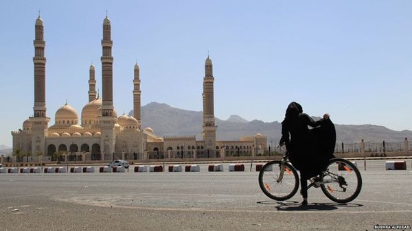 phụ nữ Yemen bị công kích vì đi xe đạp 1