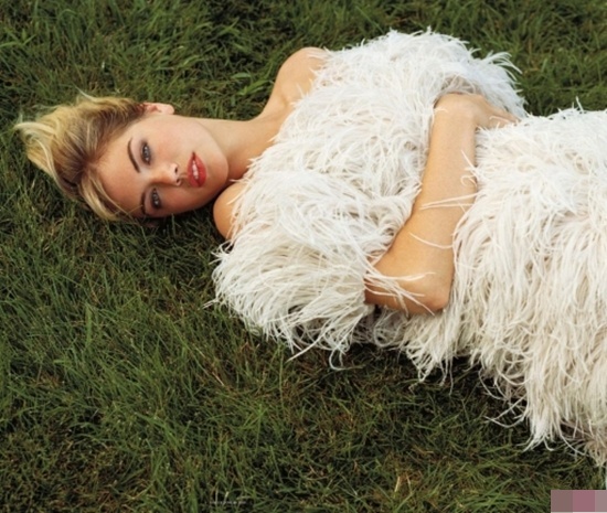 Kate Upton bán nude nóng bỏng trên Vogue  7
