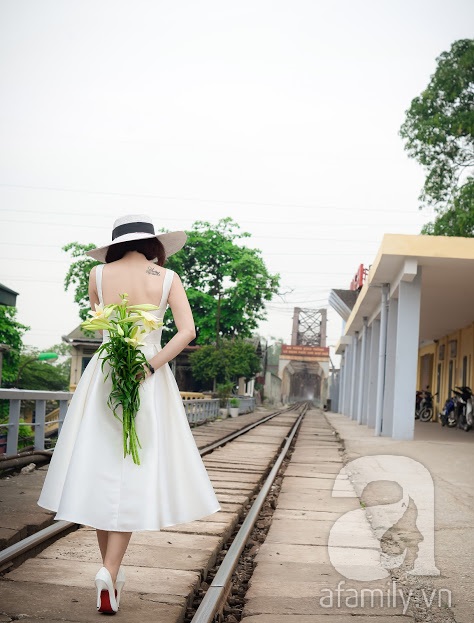 Ngỡ ngàng với bộ ảnh quý cô Sài Gòn lãng mạn bên hoa loa kèn tháng 4 Ngỡ ngàng với bộ ảnh quý cô Sài Gòn lãng mạn bên hoa loa kèn tháng 4