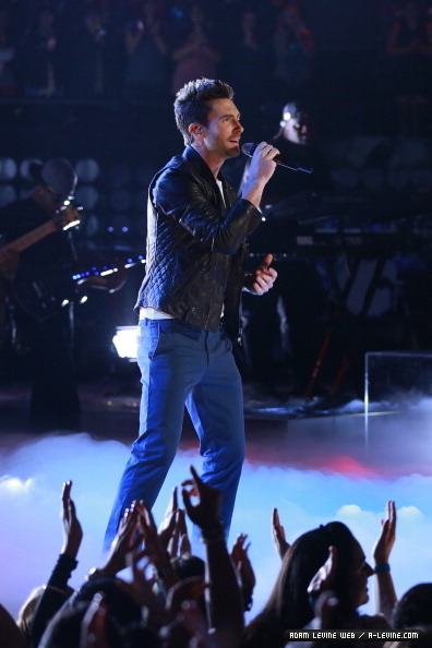 Adam Levine “cháy hết mình” trên sân khấu The Voice 2
