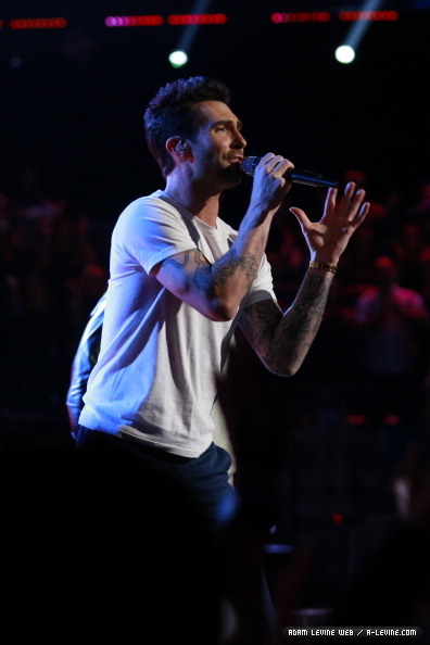 Adam Levine “cháy hết mình” trên sân khấu The Voice 7