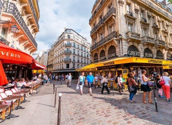 Ẩm thực Paris rất nổi tiếng, tuy nhiên không cần phải vào những nhà hàng thuộc hàng top bạn mới có thể được thưởng thức các món Pháp đúng chuẩn. Trên thực tế, tại các nhà hàng nổi tiếng, hóa đơn cho một bữa ăn của bạn sẽ cao hơn nhiều so với khi ăn ở nhà hàng bình dân do nó phải gánh nhiều chi phí khác địa điểm, quảng cáo... 