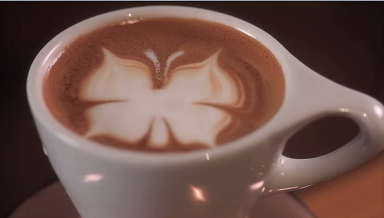Tạo hình cánh bướm cho ly cafe thêm thi vị