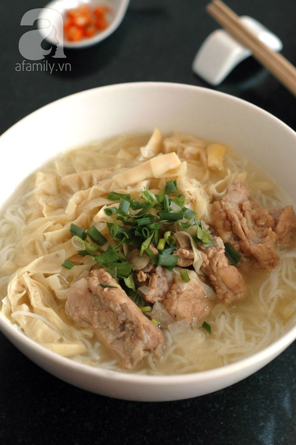 B&uacute;n sườn măng