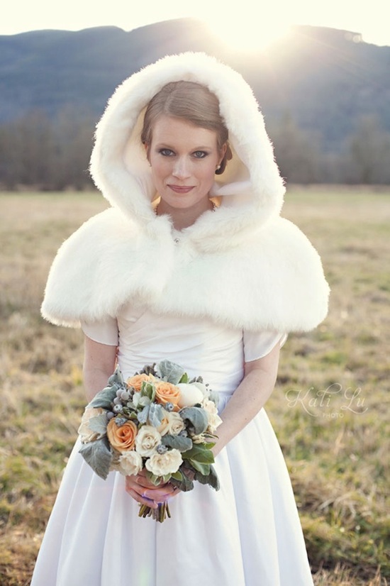 Cô dâu lộng lẫy quyến rũ với váy cưới mùa đông   Tiếp thị  Tiêu dùng