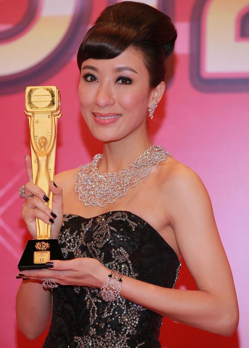 Mũi của Dương Di - Ảnh Hậu TVB 2012 ngày càng... đáng sợ 2