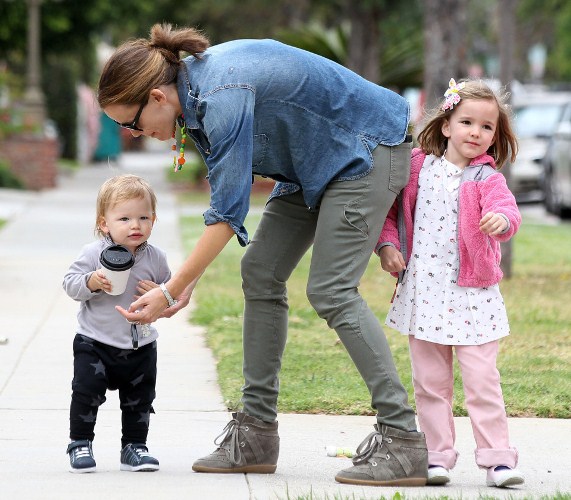 Bà mẹ nổi tiếng Jennifer Garner và đam mê đọc sách cho con 1