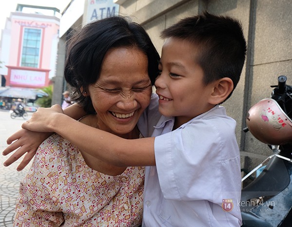Nụ cười hy vọng của cậu bé 6 tuổi sống ở vỉa hè Sài Gòn từ lúc chào đời 4