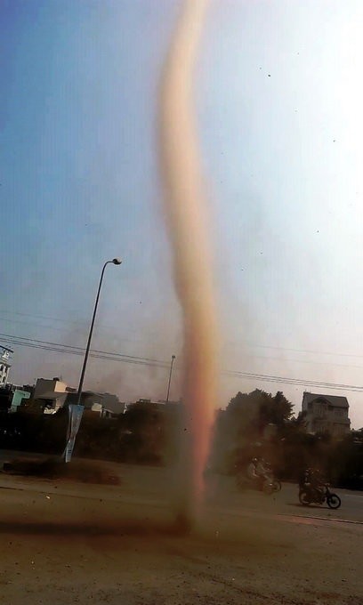 Hình ảnh vòi rồng cuồn cuộn thổi bay mái nhà dân ở TP HCM 1