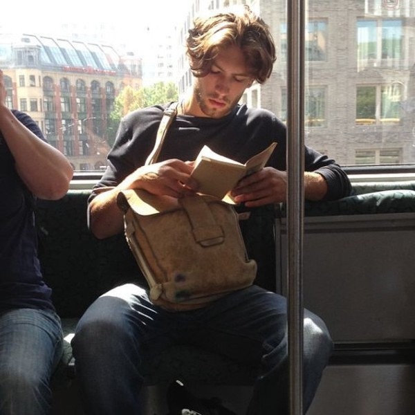 Sốt xình xịch với vẻ lãng tử của những chàng đẹp trai khi đang đọc sách 1