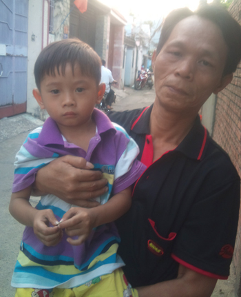 TP.HCM: Bé trai 3 tuổi bị lạc đang cần tìm người thân 1