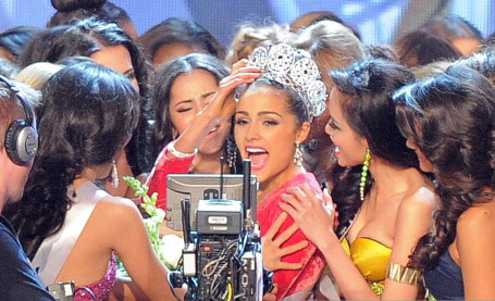 Cô gái thích bánh đậu xanh VN đăng quang Hoa hậu Hoàn vũ  44