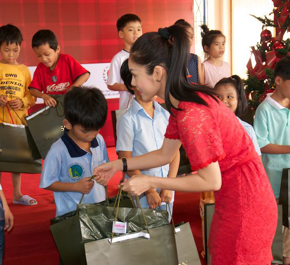 Phan Anh, Trúc Diễm chăm chỉ từ thiện mùa Giáng sinh 2
