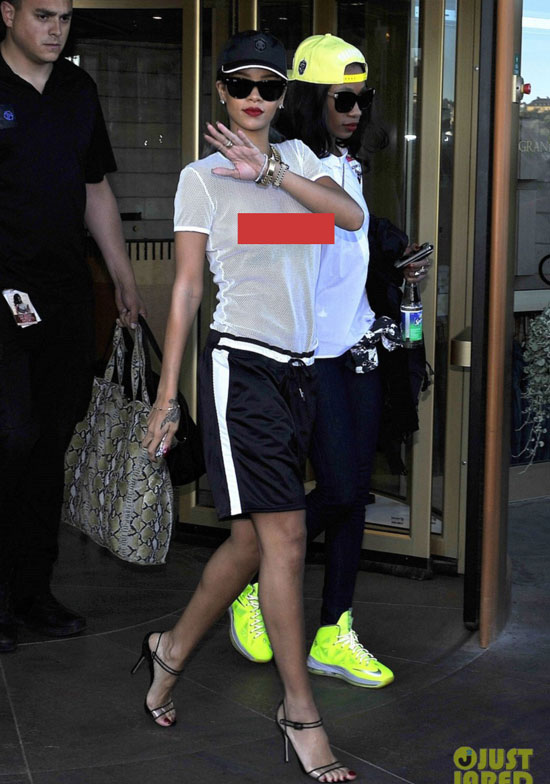 Rihanna tự tin xuống phố với áo lưới không nội y 1