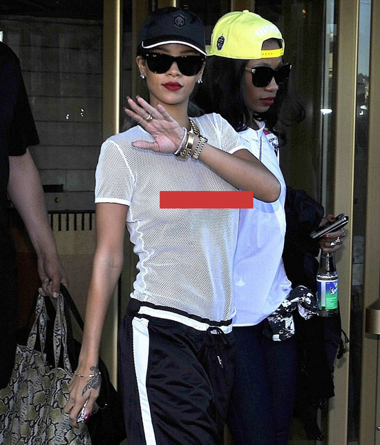 Rihanna tự tin xuống phố với áo lưới không nội y 2