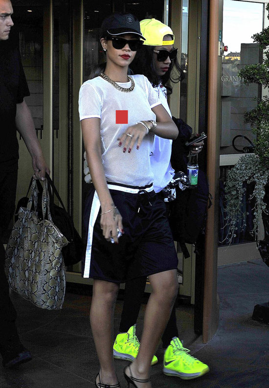 Rihanna tự tin xuống phố với áo lưới không nội y 3