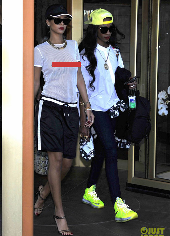 Rihanna tự tin xuống phố với áo lưới không nội y 4