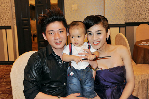 Lâm Chi Khanh và bạn trai tổ chức sinh nhật cho con nuôi 8
