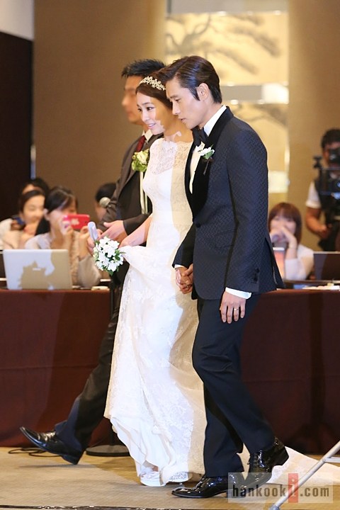 Lee Byung Hun và Lee Min Jung hạnh phúc trong đám cưới 3