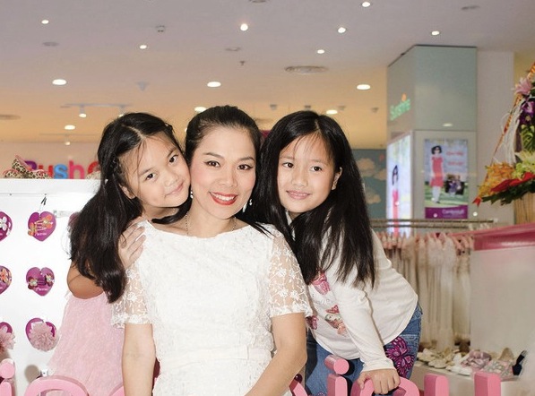 Vợ chồng Minh Tiệp h&ocirc;n nhau giữa chốn đ&ocirc;ng người 4